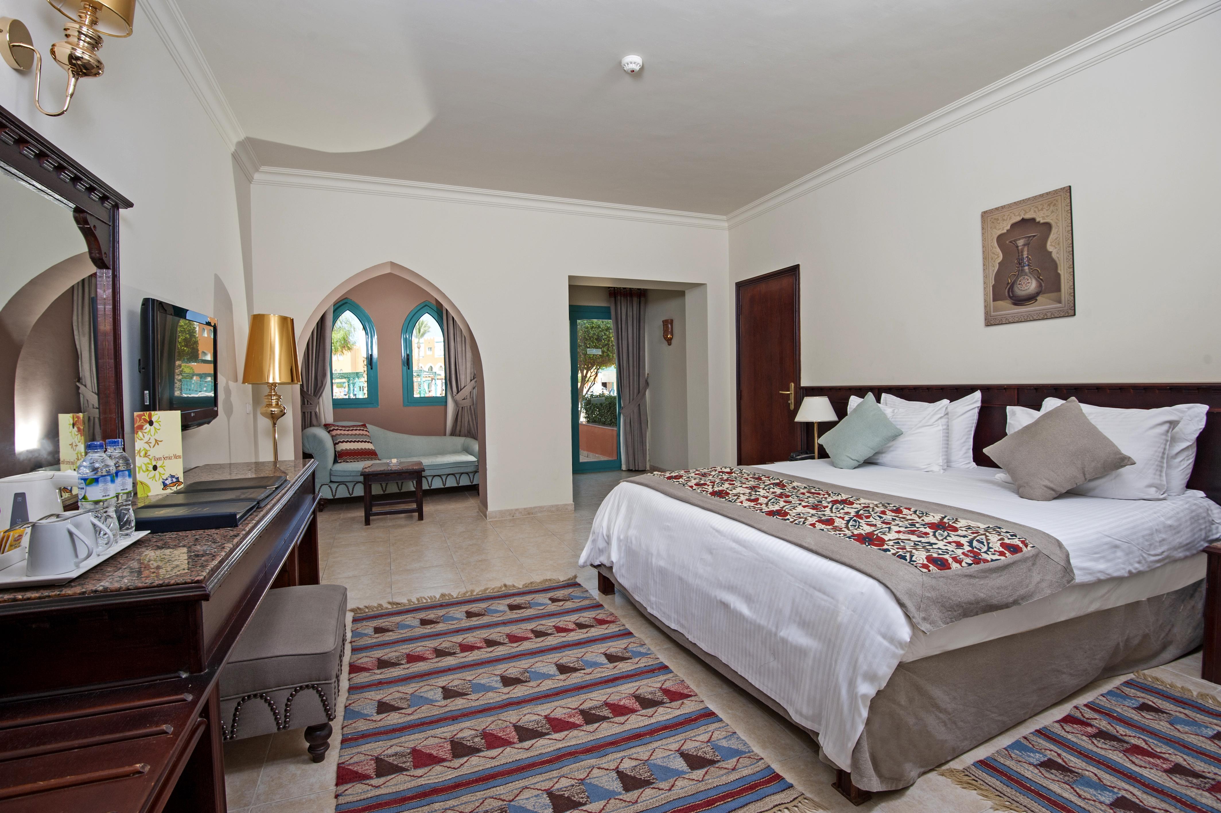 Sunrise Garden Beach Resort Gurdaka Kültér fotó A room at the Hilton Luxor