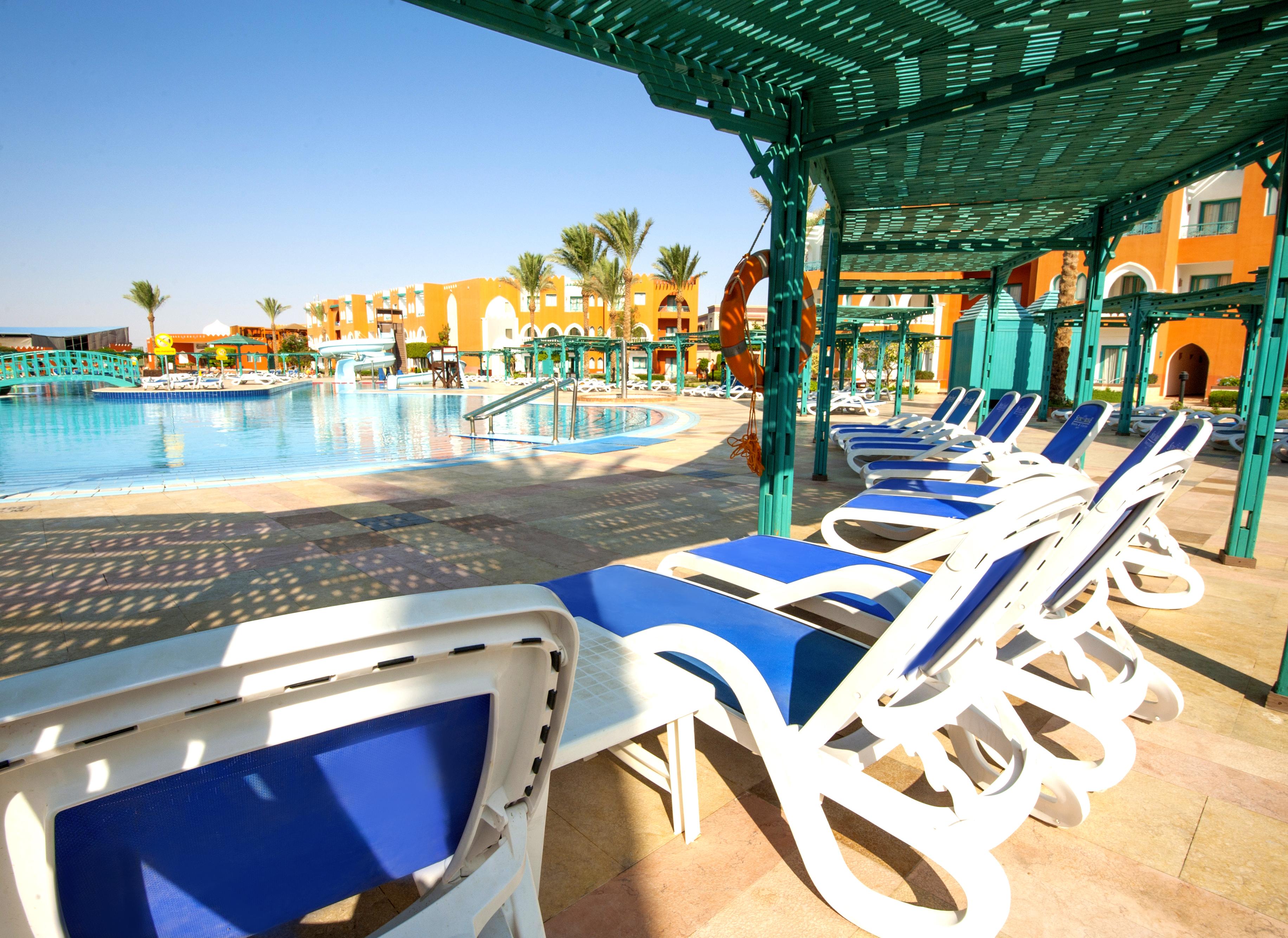 Sunrise Garden Beach Resort Gurdaka Kültér fotó A pool at a hotel in Egypt