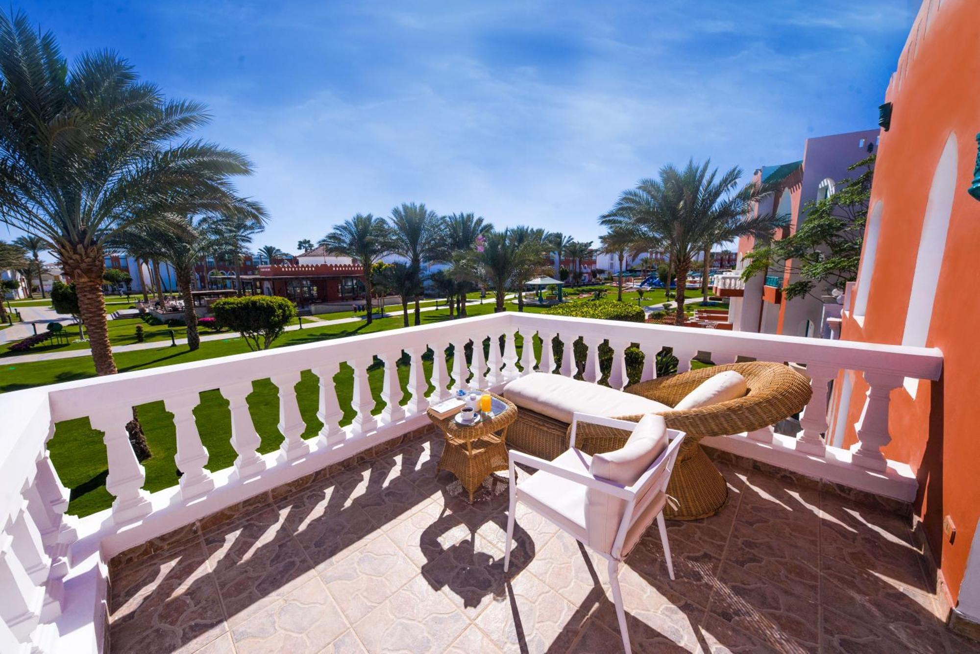 Sunrise Garden Beach Resort Gurdaka Szoba fotó A balcony