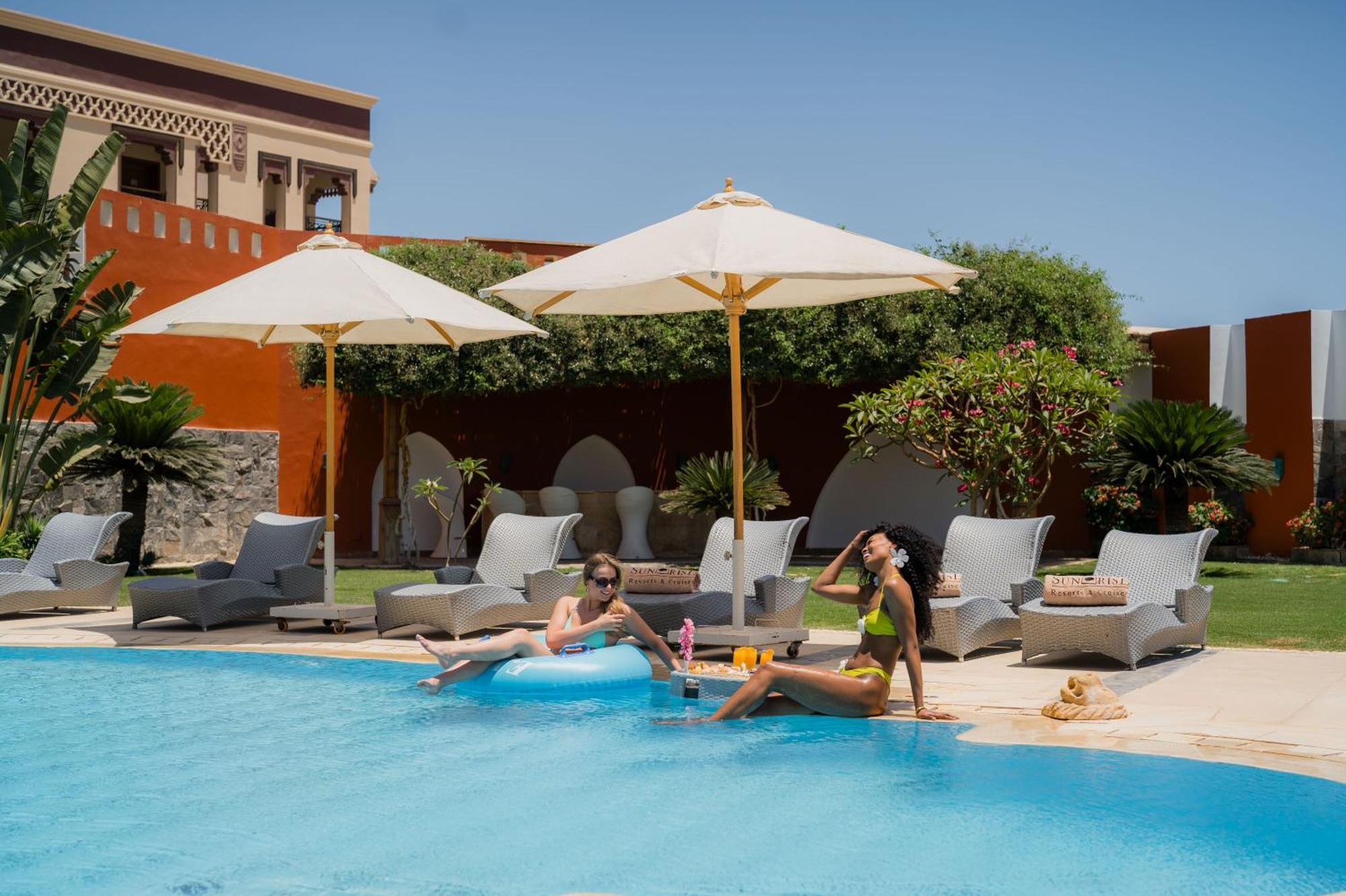 Sunrise Garden Beach Resort Gurdaka Kültér fotó The swimming pool at the hotel