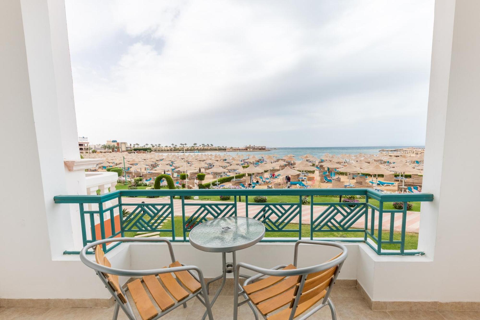 Sunrise Garden Beach Resort Gurdaka Kültér fotó A balcony in Egypt