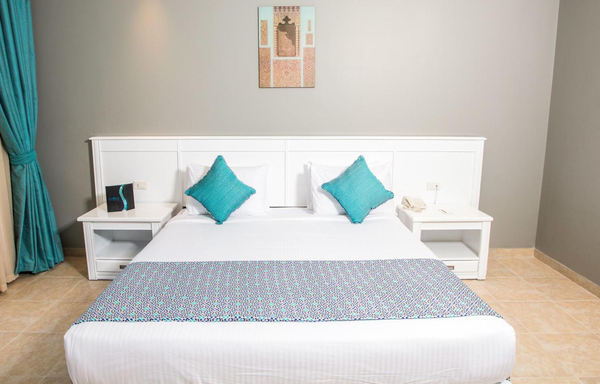 Sunrise Garden Beach Resort Gurdaka Szoba fotó A bed with a mattress