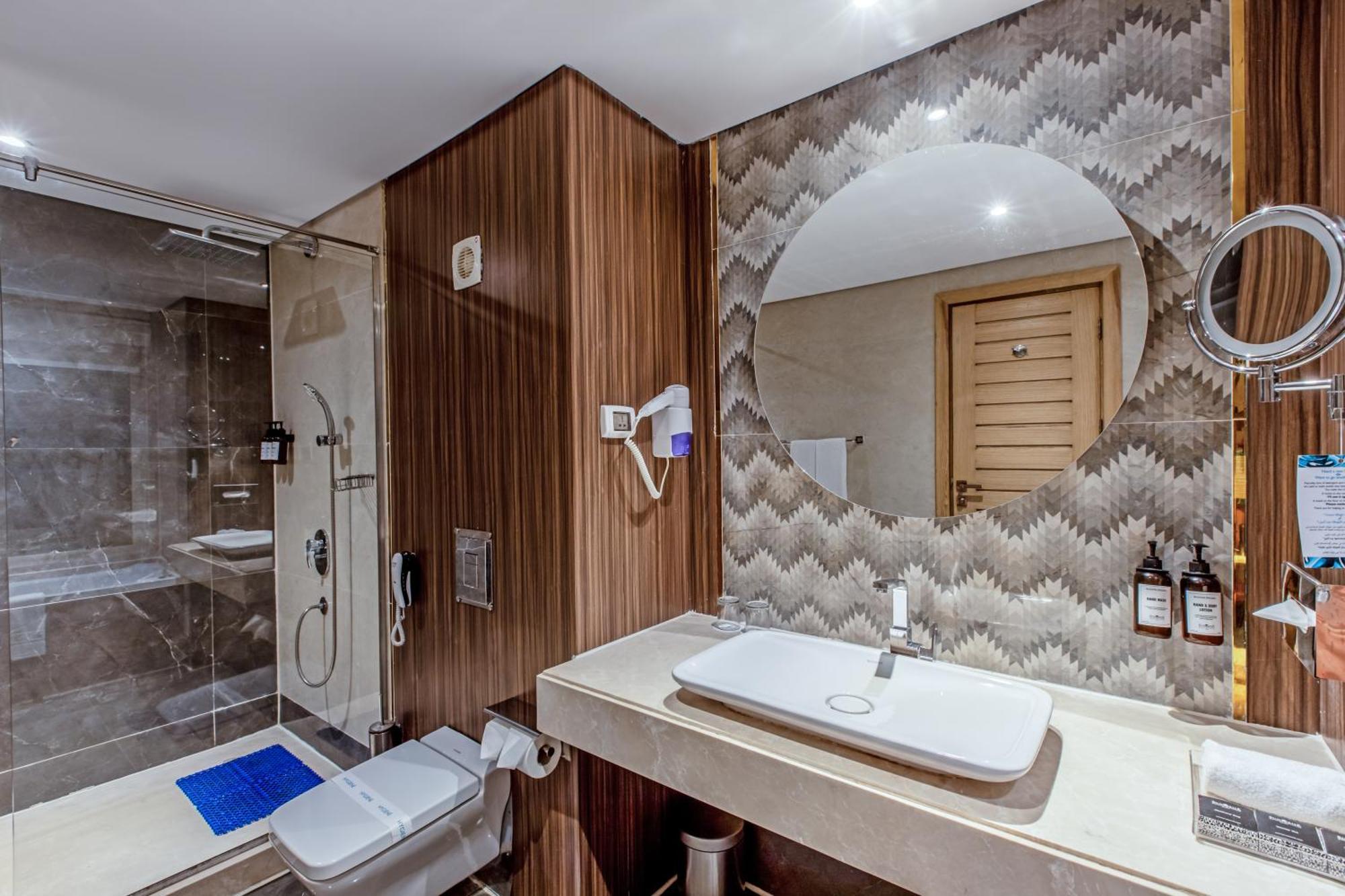Sunrise Garden Beach Resort Gurdaka Szoba fotó A modern bathroom