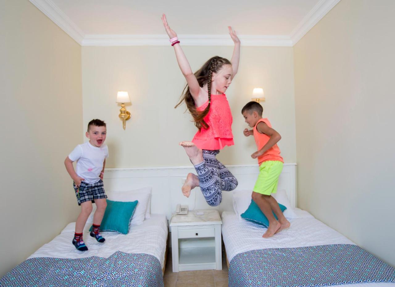 Sunrise Garden Beach Resort Gurdaka Kültér fotó Children jumping on a bed